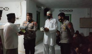 Sat Reskrim Polres Butur Bagikan Al-Qur’an di Desa Linsowu