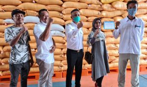 Kunjungi Gudang Bulog Konsel,  Wabup Rasyid Pastikan Stok Beras Aman