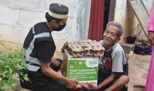 Bersama IZI Sultra, PT Pegadaian Syariah Cabang Kendari Salurkan Paket Ramadhan di Bombana