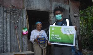 IZI Sultra Salurkan Paket Fidyah Tahap III di Kampung Pemulung