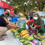 Cegah Penularan Covid-19, Relawan ASR Bombana Bagikan Masker Kepada Para Pedagang