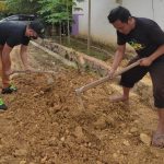 Relawan ASR Kendari Gotong Royong Perbaiki Jalan Rusak di Watubangga