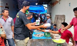 ASR Kolaka Utara Bagikan Masker dan Makanan di Pasar Pasar Landolia