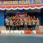 Imigrasi Kendari Berikan Bantuan Sembako Kepada Masyarakat yang Terdampak Covid-19