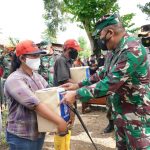 Korem 143/HO dan Polda Sultra Bagi Bansos Kepada Masyarakat yang Terdampak Pandemi