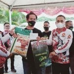 Andi Ady Aksar Serahkan Bantuan Sembako Kepada Komunitas Motor dan Driver ASR