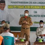 Petugas Kebersihan di Kendari Dapat Bantuan Zakat Infak Sedekah