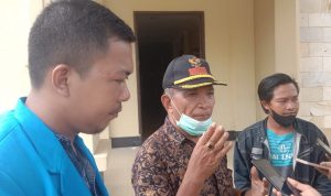 La Ode Morisuno (tengah) didampingi pengurus KNPI Sultra La Ode Hidayat saat diwawancarai sejumlah awak medi