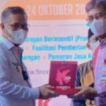 Wali Kota Kendari Terima Penghargaan dari OJK