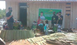 Pengrajin Atap Rumbia di Bombana Siap Mendukung Andi Sumangerukka