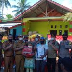 Bupati Konut Beri Bantuan Dana Keluarga Korban Kebakaran