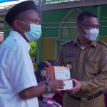 Wali Kota Kendari Serahkan Buku Tabungan dan KKS Non Tunai