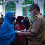 Wali Kota Kendari Serahkan Bantuan Modal Kepada 34 Pelaku UMKM di Kelurahan Mandonga