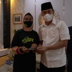 Tunaikan Janjinya, Andi Sumangerukka Bantu Biaya Hidup Ibu Sitimin di Konawe Selatan