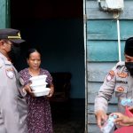 Personel Polres Konut Berbagai Takjil Kepada Masyarakat