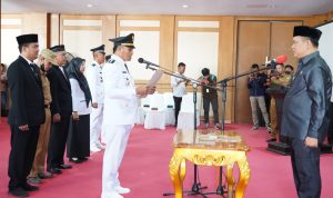 Pelantikan camat dan lurah di aula Kantor Bupati Konut