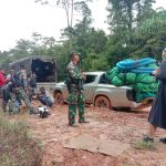 Satgas TNI Yonif 725/Woroagi Bantu Evakuasi Kendaraan yang Terjebak Lumpur di Distrik Jair