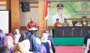 IMG-20221103-WA0250 Bupati Konut Ruksamin saat memberikan sambutan pada acara penarikan mahasiswa KKN Unilaki. (Foto: Istimewa)