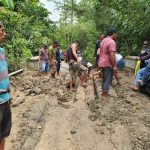 Sopir Lokal Kabaena Gotong Royong Perbaiki Jembatan yang Rusak Parah