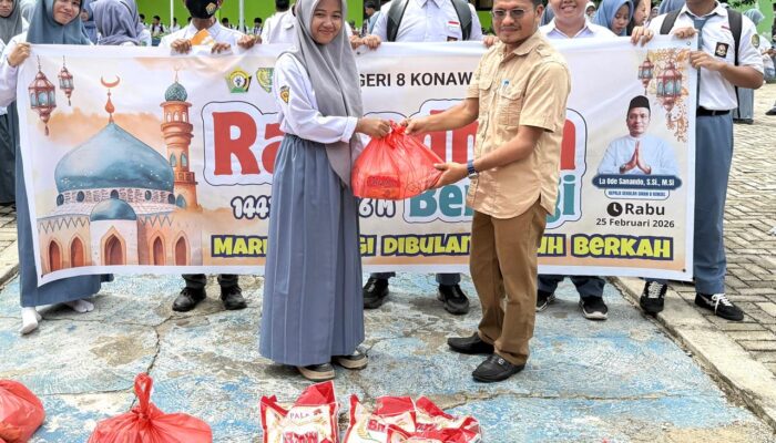 Jelang Lebaran: SMAN 8 Konsel Salurkan Bantuan Sembako untuk Siswa dan Warga Kurang Mampu